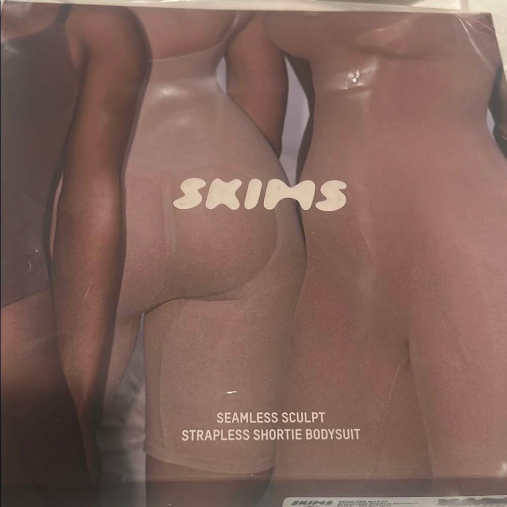 NEW SKIMS  clay seamless sculpt strapless Shorty bodysuit new in pkg/no box - Picture 5 of 7
